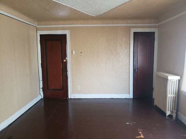 Building Photo - Upper unit