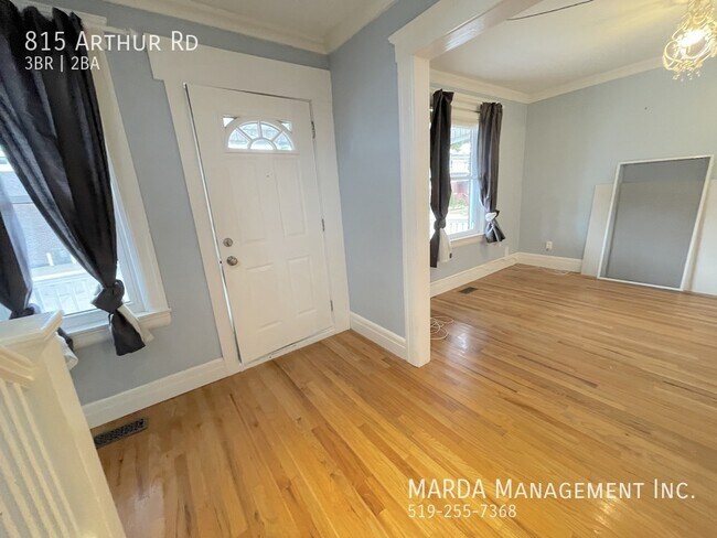 Photo du bâtiment - CHARMING 3 BED/1.5 BED HOME IN CENTRAL WINDSOR + UTILITIES