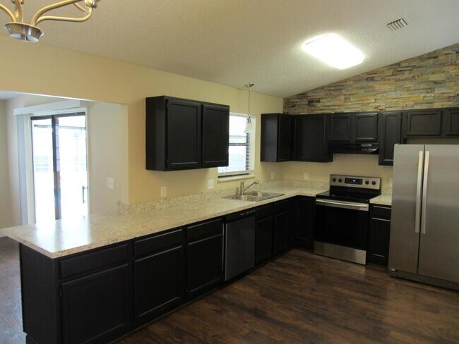 Building Photo - 7006 Lakeland Blvd