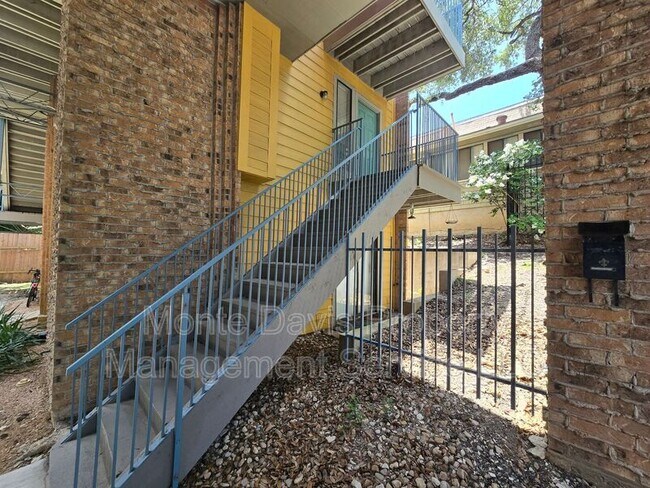 Building Photo - 513 S Park Dr