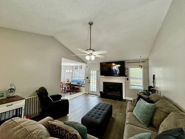 Foto del edificio - Great Neighborhood just minutes to all Bas...