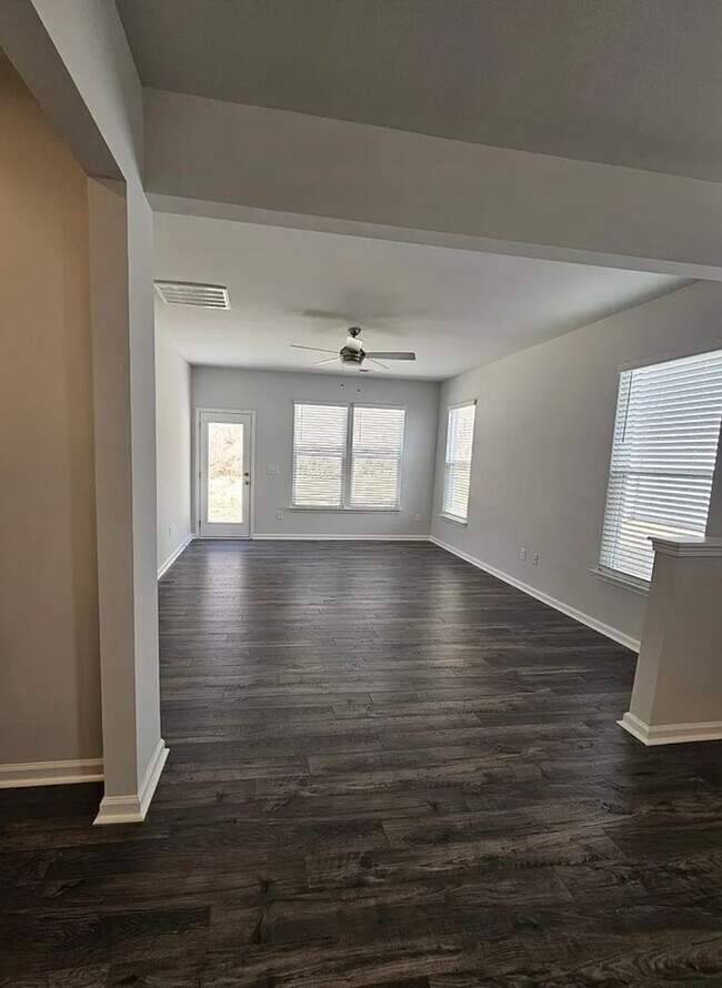 Foto del edificio - Very Spacious Townhome Available For Move In March 2026