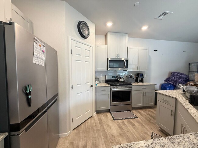Foto del edificio - COMING SOON! Modern 3-Bedroom townhome with Open Layout, Community Pool & Prime Location