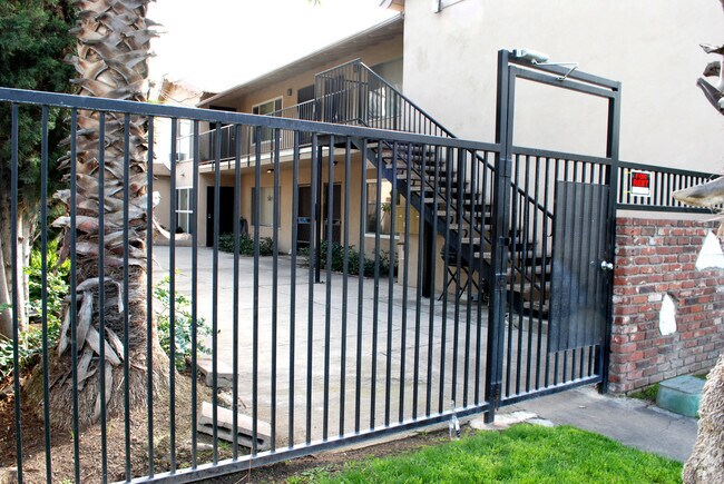 Building Photo - 2114 S Mallul Dr