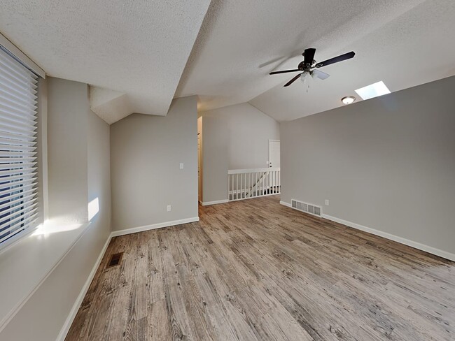 Building Photo - 3865 Valley View St