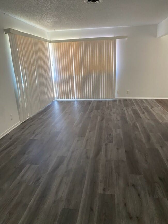 Building Photo - 2 Bedroom, 2 Bathroom Duplex in Hemet - Av...