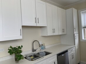 Building Photo - 6135 N Hoyne Ave