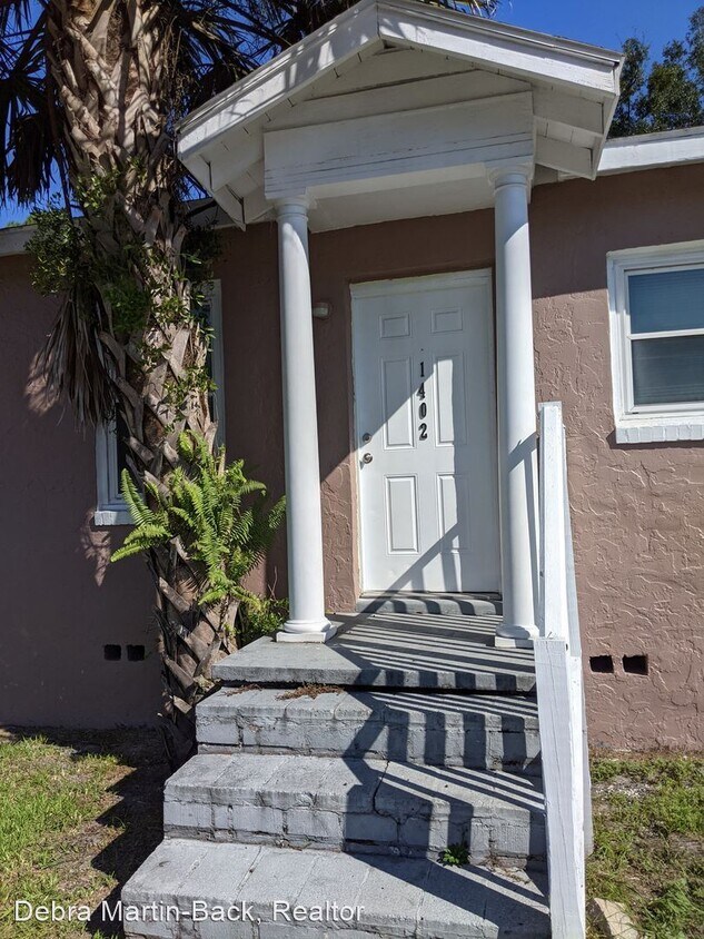 2 br, 1 bath House 1402 E University Ave House Rental in Gainesville, FL