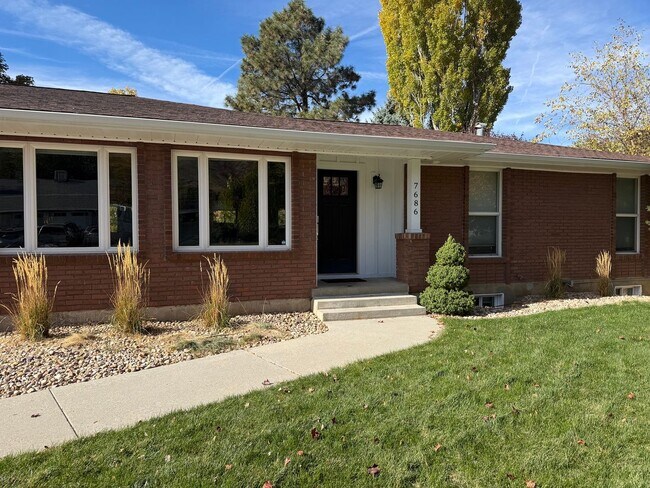 Foto del edificio - 6 Bedroom/3 Bathroom House in Cottonwood Heights