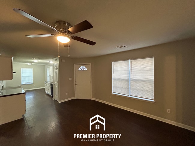 Building Photo - Cozy 3BR Home with Fireplace, Hardwood Floors & Fenced Yard in Memphis