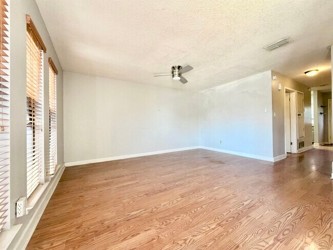 Foto del edificio - 101 W Del Mar Blvd