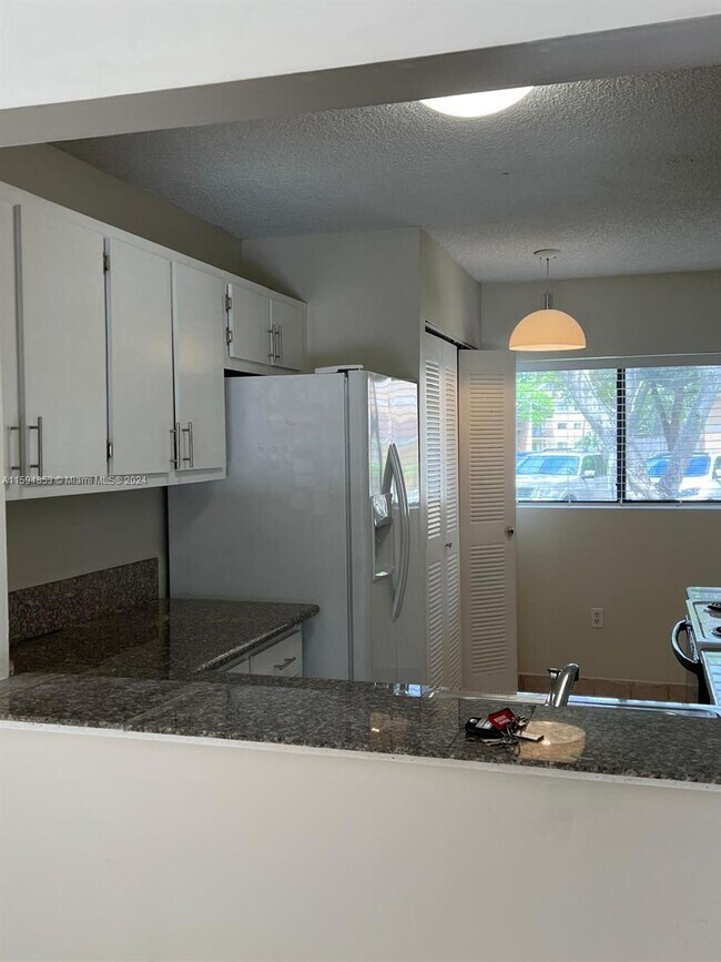 Foto del edificio - 231 Palm Cir E