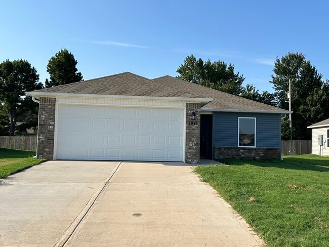 Building Photo - 1811 E Annette Dr