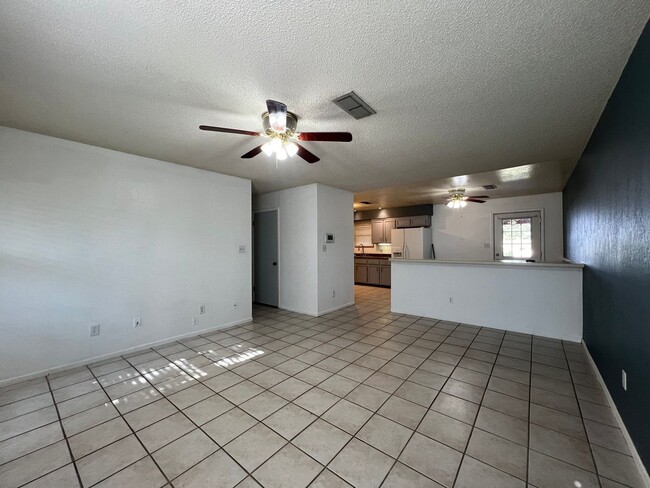 Building Photo - Pet Friendly!!! 3 Bedroom/ 2 Bathroom, Wat...