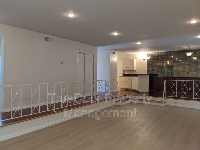 Foto del edificio - 419 N South Redwood Dr