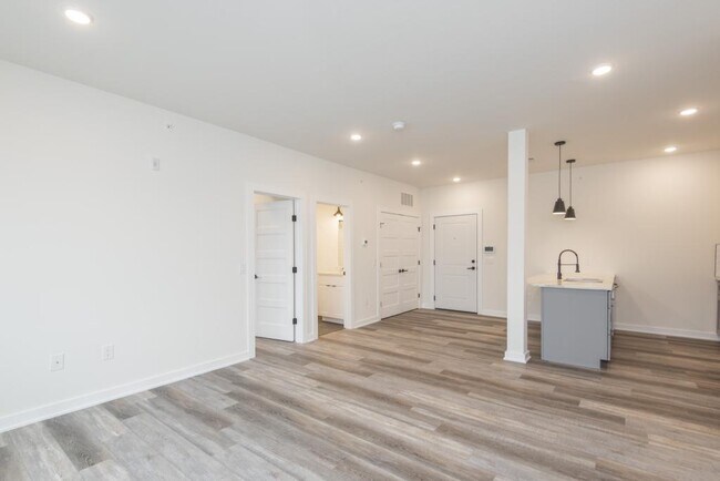 Building Photo - 913 S 51st St