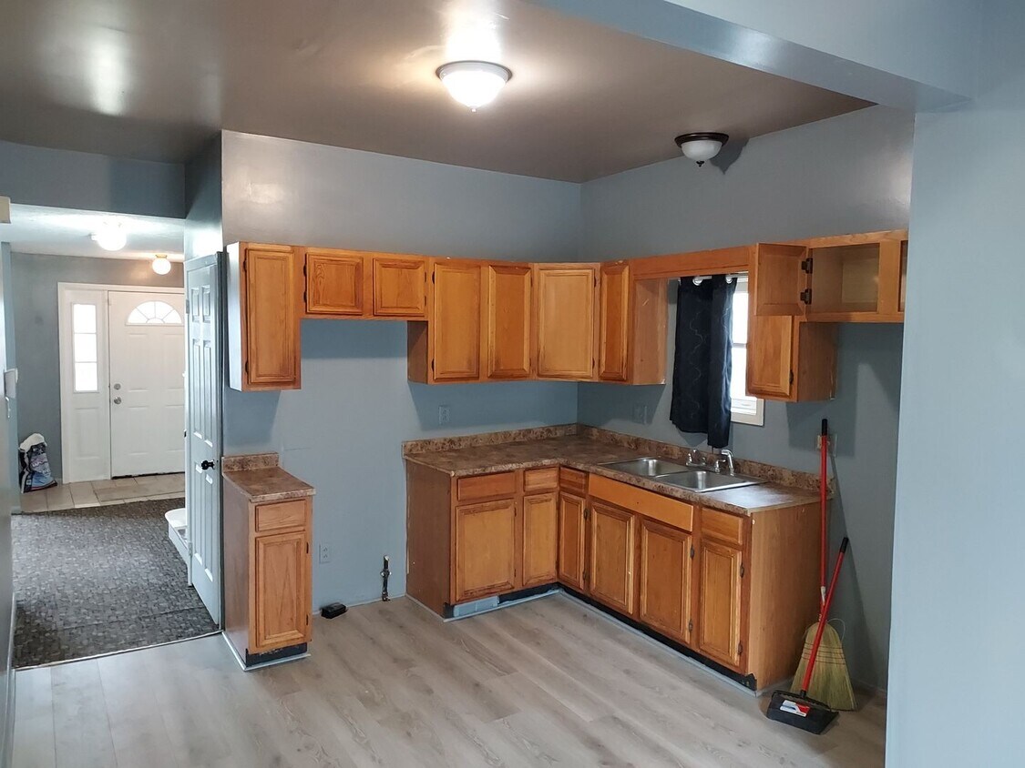 Primary Photo - Spacious 3 Bed, 1.5 Bath House