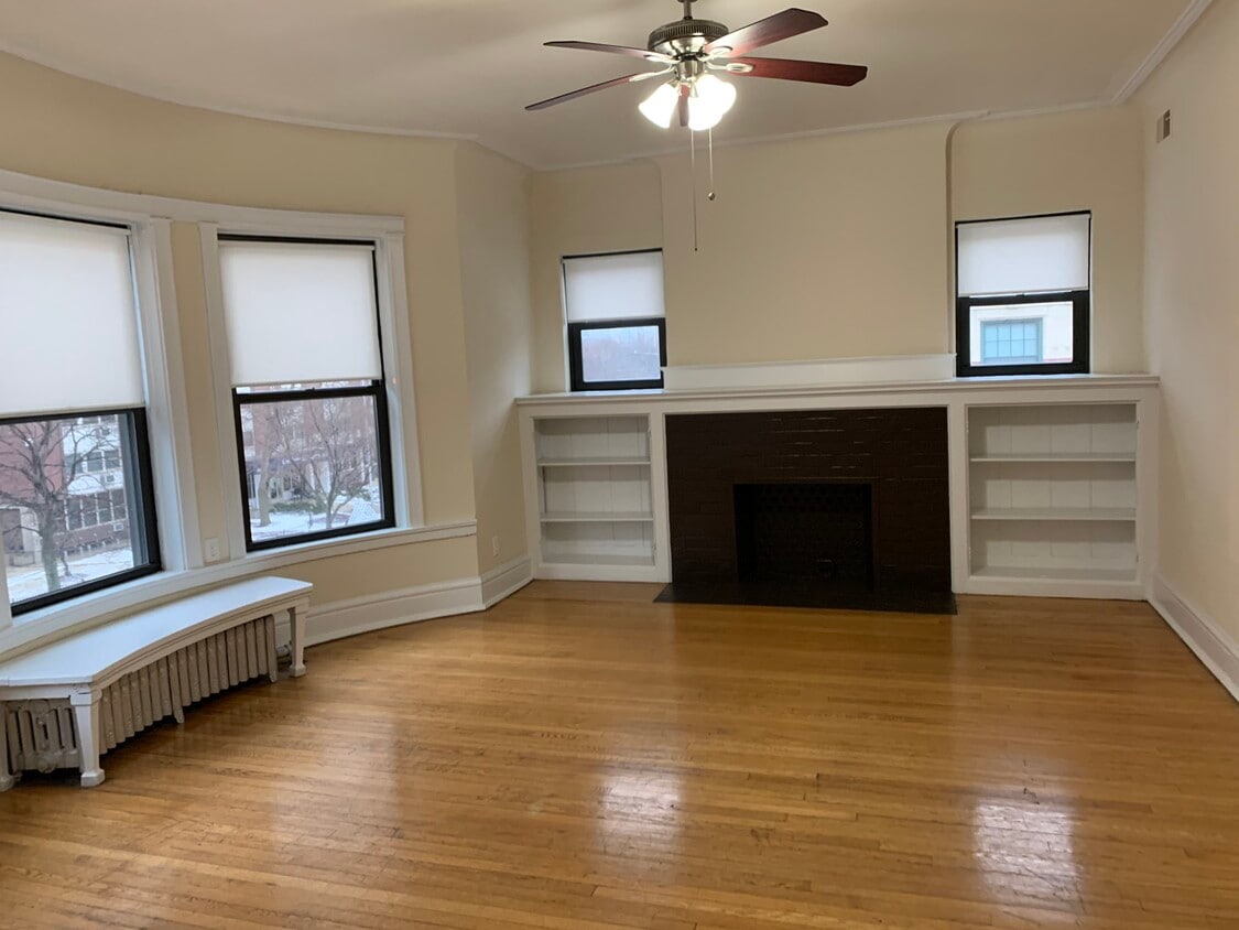 Living Room - 1000 W Argyle St