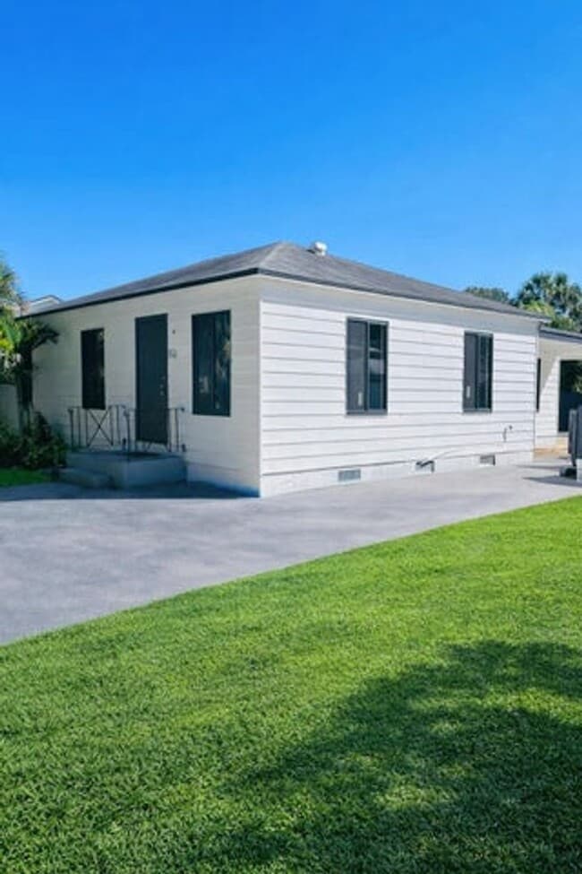 Photo - 824 Winters St House