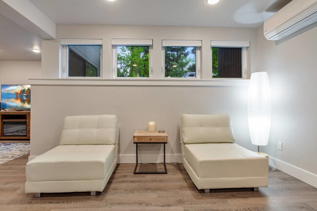 Building Photo - 915 E Sherman Ave