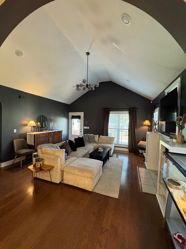 Building Photo - 2916 Cameo Way