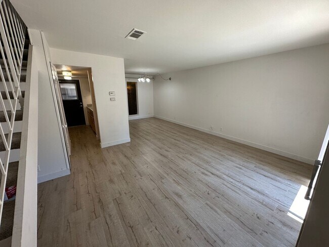 Photo - 2 Bed 1.5 Bath #B Unit In Roundtree Apartment