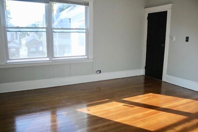 2nd Floor Living Room - 42 Sterling St