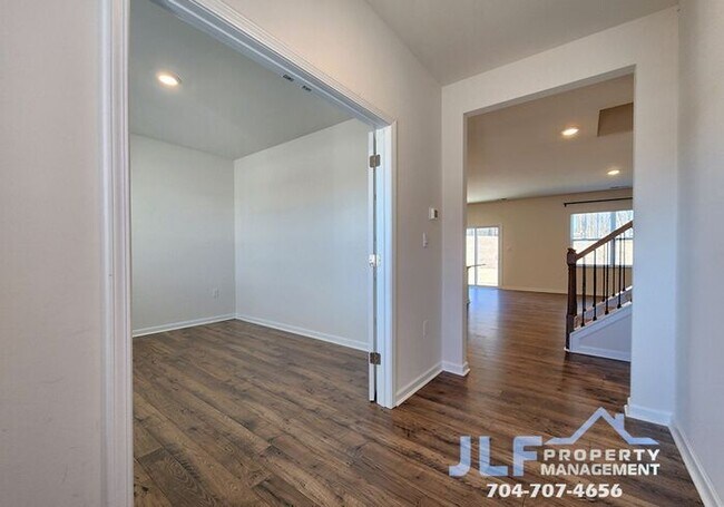 Building Photo - Gorgeous 5 Bed/3 Bath Home in Locust!
