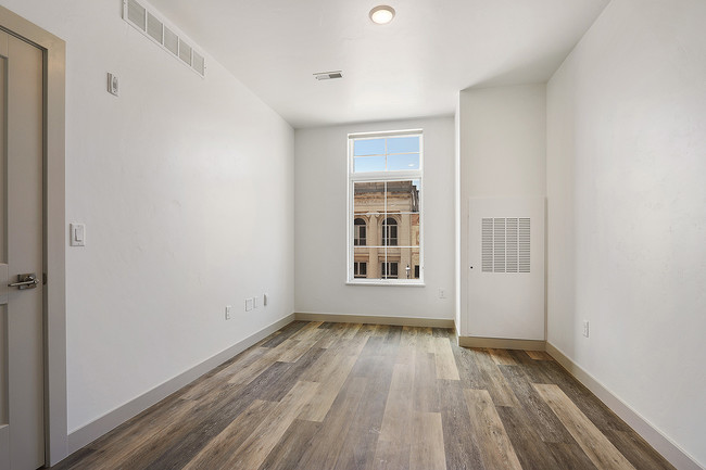 Foto del edificio - 102 N Broadway