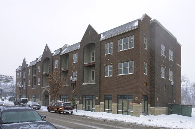 Building Photo - Beverly Townhomes & Condos