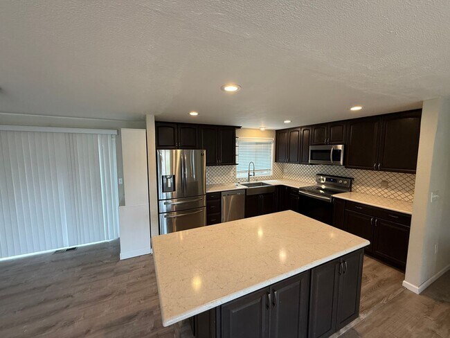Foto del edificio - Tastefully Updated Kingsgate home!