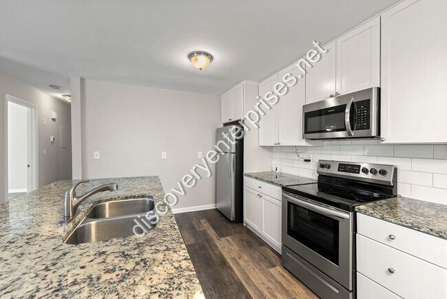 Foto del edificio - Renovated 4 bdrm/ 2 bath - Open Floor Plan...