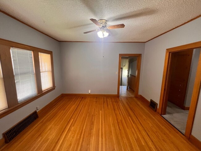Building Photo - Spacious Home w/ Fenced Backyard
