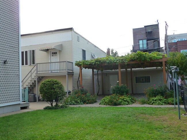 Foto del edificio - 2648 N Greenview Ave