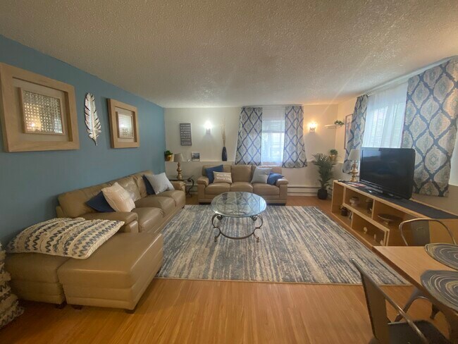 Foto del edificio - 8450 Golden St