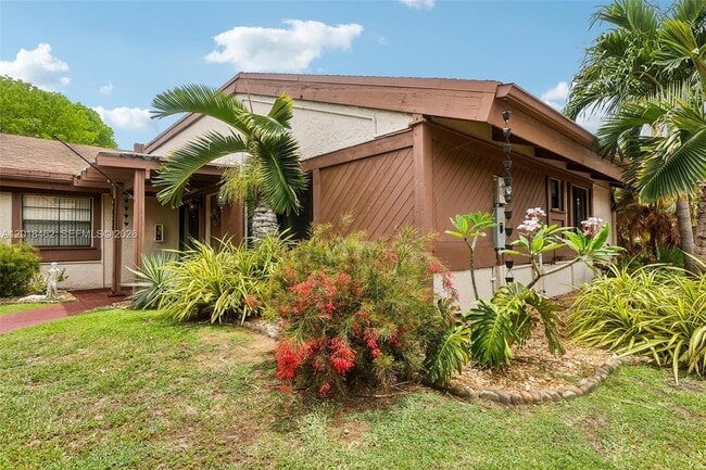 Building Photo - 2731 Parkview Dr S
