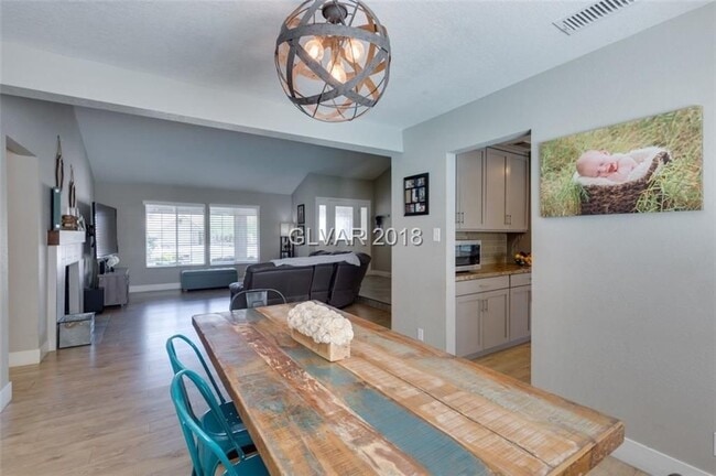 Building Photo - 6BD/5BA!! POOL/SPA!!