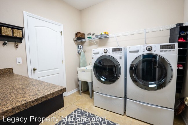 Foto del edificio - 5 br, 4 bath House - 5736 Rue Galilee Ln