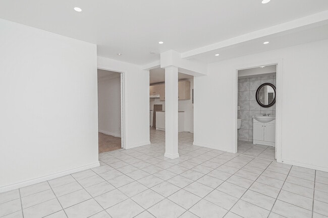 Building Photo - 5651 Boul Henri-Bourassa E