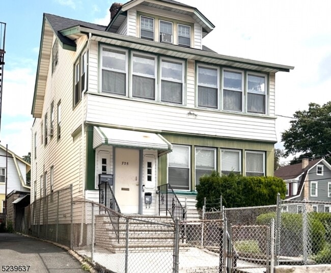 Foto del edificio - 705 Chancellor Ave