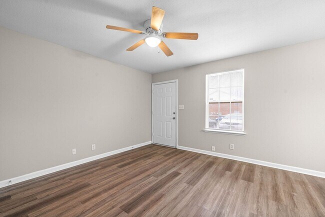 Building Photo - Northeast Dr -3884