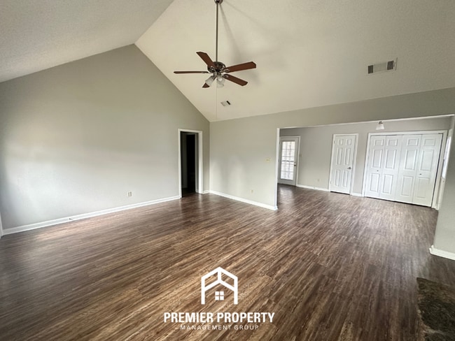 Building Photo - Charming 3BR/2BA Memphis Home with Vaulted Ceilings, Fireplace & Fenced Yard