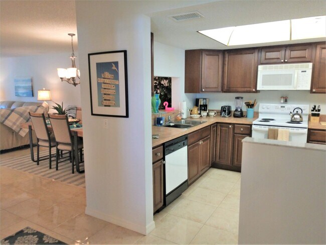 Foto del edificio - Seasonal Short-Term First Floor 2-Bedroom ...