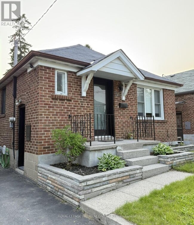 Building Photo - 32 Rothsay Ave