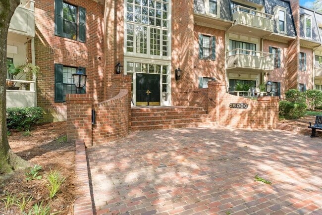 Building Photo - 25312 Plantation Dr NE