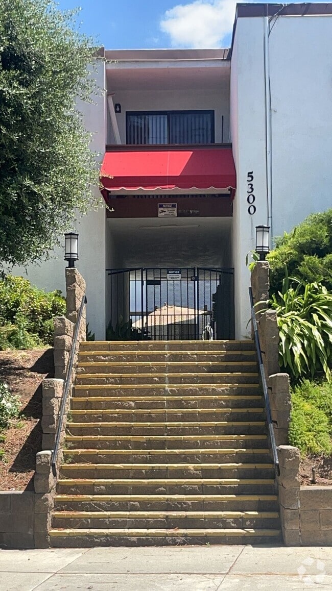 Building Photo - 5300 Canyon Crest Dr
