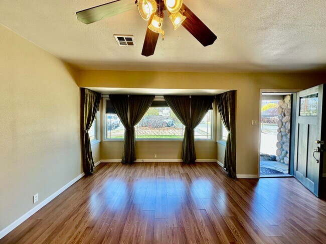 Foto del edificio - Large 3-Bedroom, 1-Bath Duplex