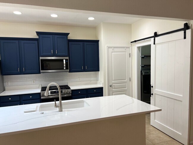 Foto del edificio - Gorgeous One-Level Ranch Style Home in The...