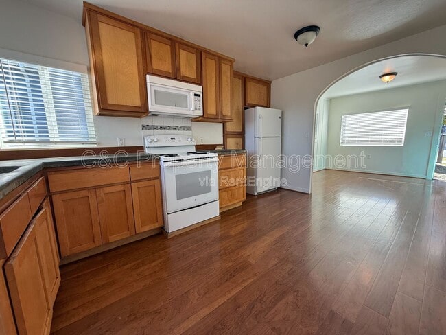 Building Photo - 758 Lily St