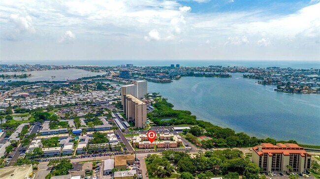 Building Photo - 7000 Sunset Dr S